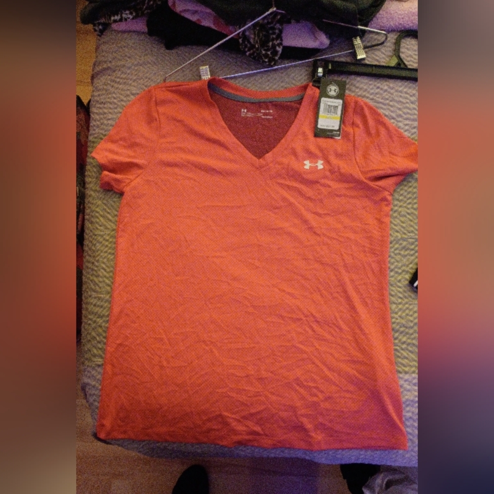 NWT Under Armour HeatGear Sz Medium Orange Coral Mesh V-Neck Shirt